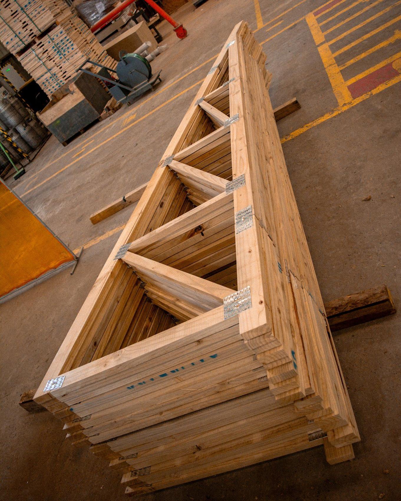 Cerchas de madera apiladas en la planta