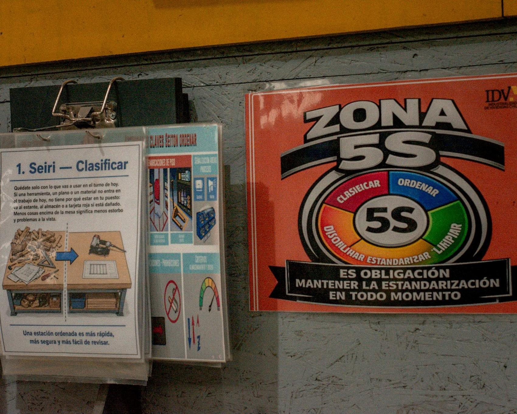 Zona de trabajo de la planta ordenada con 5S